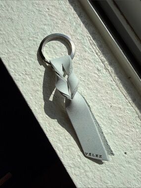 Vélez Leather Knot Keychain in Light Gray